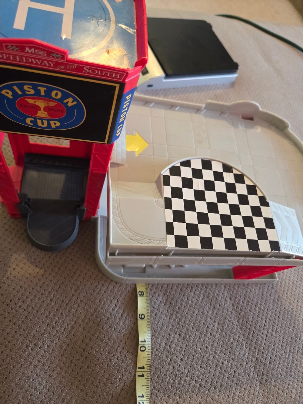 2016 Disney Pixar Cars Piston Cup Racing Garage for Lightning McQueen & Friends - Picture 13 of 16